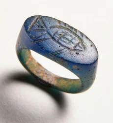 Bague avec poisson gravé (verre bleu)